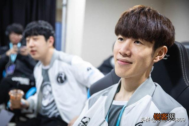 TheShy上单滑板鞋引欧美赛区恐慌,如不想出对策TheShy会统治上路,你怎么看？