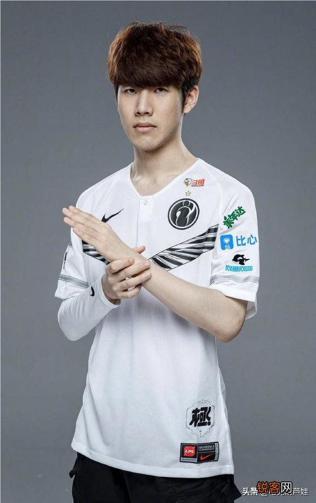 IG人均“发明家”,Theshy带火丛刃滑板鞋,PUFF又发明虚弱流滑板鞋,具体怎么玩？