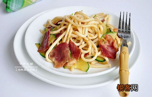 黄瓜培根炒面