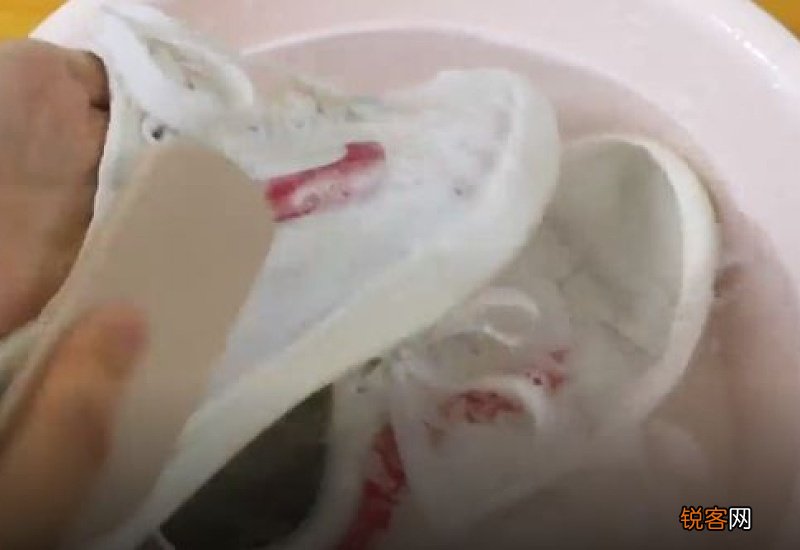 鞋子氧化发黄能清洗回来吗