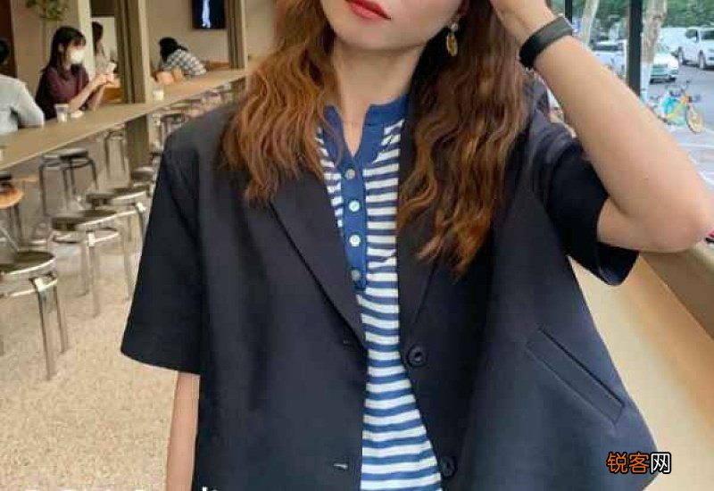 男士夏季穿藏青色的裤子搭配什么颜色的上衣 如何搭配藏青色服装