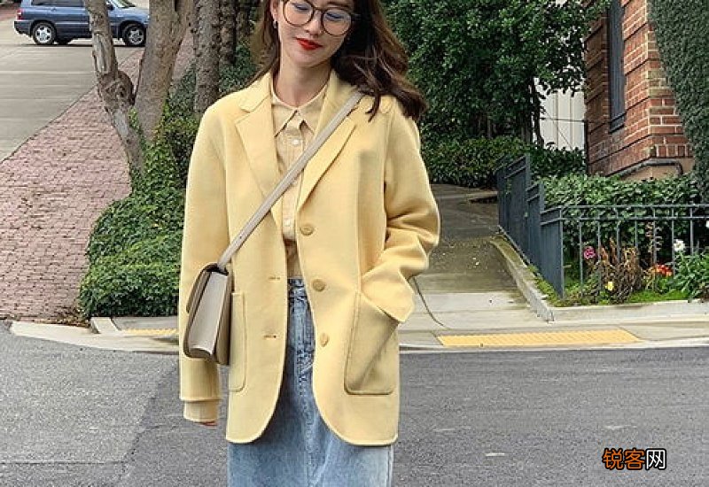 黄色衬衣配什么颜色的外套 黄色衬衣配什么颜色的外套好看