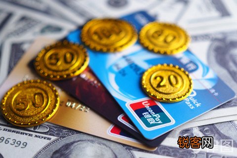 信用卡逾期有违约金还有利息吗？