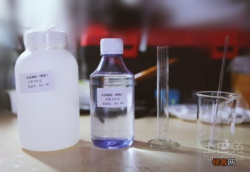 手上沾了水晶滴胶怎么办